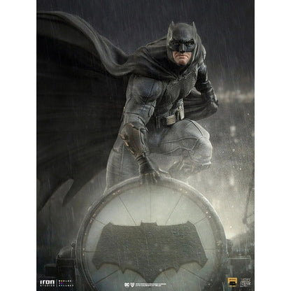 Figura Escala 1/10 Batman En La Batiseñal 71522 Iron Studios