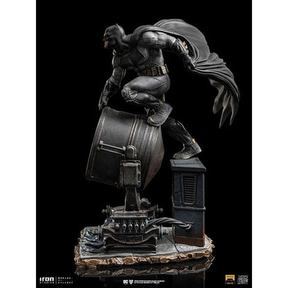 Figura Escala 1/10 Batman En La Batiseñal 71522 Iron Studios